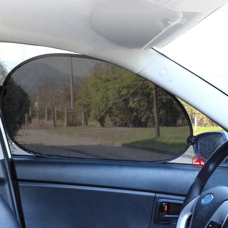 Visuel du par soleil installé dans la vitre avant d'une voiture