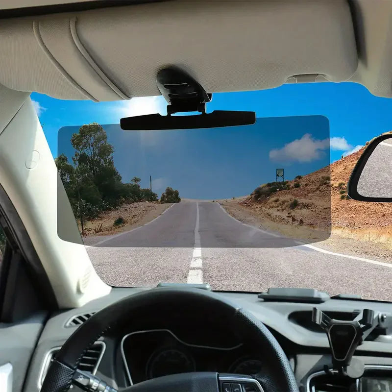 Visuel du pare-soleil installé dans la voiture donnant sur la route ensoleillé